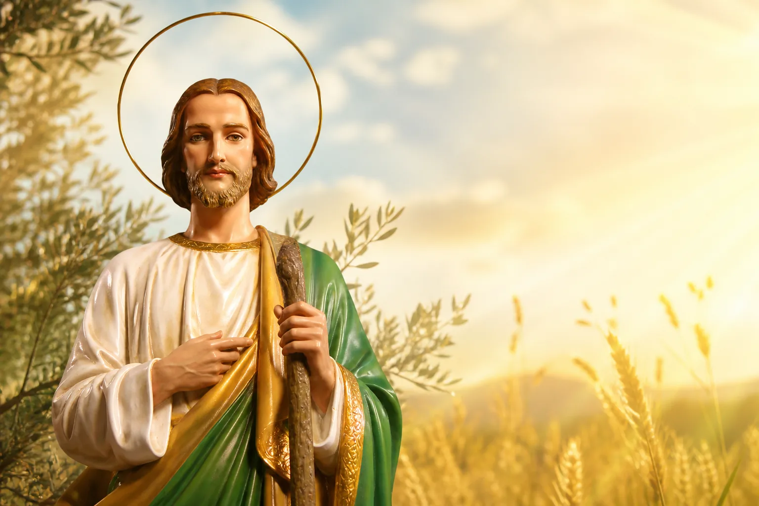 Oración de Agradecimiento a San Judas Tadeo por los Favores Recibidos 1 San Judas Tadeo a la izquierda en un jardín de cosecha iluminado para una oración de agradecimiento